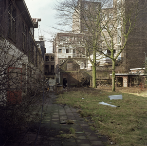 859605 Gezicht in de tuin achter het huis Oudaen (Oudegracht 99) te Utrecht, kort voor de aanleg van de Zakkendragershof.